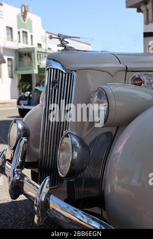 Klassisches Art-Deco-Packard-Auto der 1930er Jahre. Napier, Neuseeland. Vor dem stilvollen Deco Masonic Hotel. Stockfoto