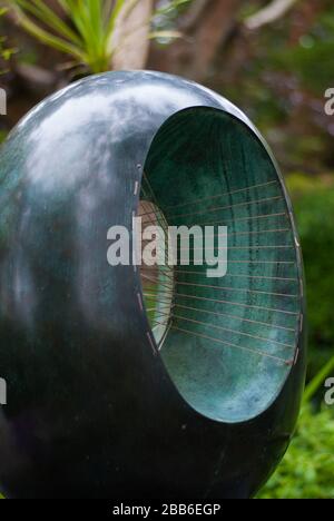 Frühling 1966 Bronze-Version der ovalen Formskulptur im Barbara Hepworth Museum & Sculpture Garden, Barnoon Hill, Saint Ives TR26 1AD Stockfoto