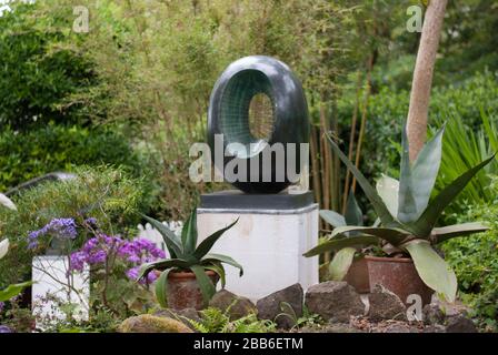 Frühling 1966 Bronze-Version der ovalen Formskulptur im Barbara Hepworth Museum & Sculpture Garden, Barnoon Hill, Saint Ives TR26 1AD Stockfoto