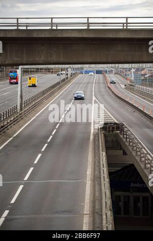 Glasgow, Großbritannien. März 2020. Abgebildet: Die Autobahn M8, die über die Kingston Bridge führt, Schottlands Geschäftsbrücke, wird mit freiem Licht und frei fließendem Verkehr gesehen, der sonst in einem Stau blockiert wäre. Die Kingston Bridge bewältigt normalerweise 150.000 Fahrzeuge pro Tag im normalen Betrieb, doch aufgrund der von der britischen Regierung verstellten Sperrung ist die Zahl der Fahrzeuge stark zurückgegangen. Kredit: Colin Fisher/Alamy Live News Stockfoto