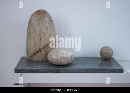 Drei Formen (Schnitzerei in grauem Alabaster) 1935 Alabaster auf Marmorbasis im Barbara Hepworth Museum & Sculpture Garden, Barnoon Hill, Saint Ives TR26 Stockfoto