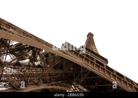 Der Blick auf den majestätischen Eiffelturm ist in Weiß, Paris, Frankreich isoliert Stockfoto