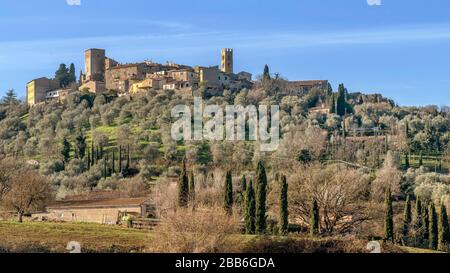Wunderbarer Panoramablick auf das mittelalterliche Dorf Montemerano, Grosseto, Toskana, Italien Stockfoto