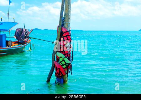 Schwimmwesten sind auf der See an Pfeilern befestigt. Bojen, für die es nicht empfohlen wird zu schwimmen Stockfoto