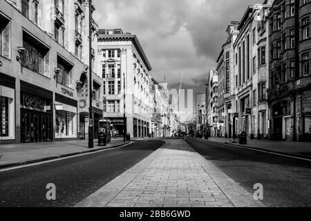 London, Großbritannien, 28. März 2020. Die Londoner Oxford Street, das Herz des Londoner Einzelhandels, wurde aufgrund der Fahrt der Regierung zur Eindämmung des Peads von Covid 19 geschlossen. die oxford Street ist die größte Hochstraße der Welt mit 1,5 Meilen und rund 300 Geschäften und Restaurants. Foto von Mike Abrahams/Alamy Stockfoto