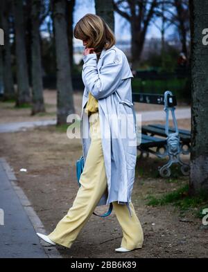 PARIS, Frankreich - 3. März 2019: Jeanette Friis Madsen auf der Straße während der Paris Fashion Week. Stockfoto