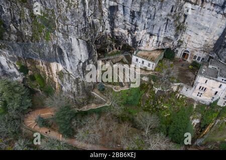 Luftbild der Grotte von Maria Magdalena in Frankreich, Plan D'Aups, das massiv St.Baum, heiliger Duft, berühmter Ort unter den Gläubigen der Religion, der Stockfoto