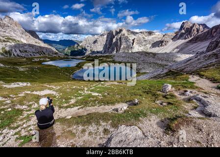 Frau, die ein Foto macht, Lago dei Piani, Tre Cime di Lavaredo, Doles, Südtirol, Italien Stockfoto