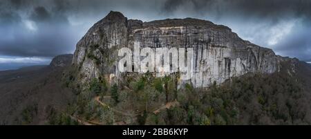 Luftbild der Grotte von Maria Magdalena in Frankreich, Plan D'Aups, das massiv St.Baum, heiliger Duft, berühmter Ort unter den Gläubigen der Religion, der Stockfoto