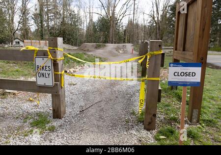 Bellingham, Washington USA - 29. März 2020: Schild "Fahrradstrecke geschlossen" aufgrund von Coronavirus Covid-19 sozialer Distanzierung zur Vermeidung viraler Kontamination Stockfoto