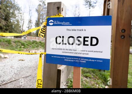 Bellingham, Washington USA - 29. März 2020: Nahaufnahme der Bike Track Closed Sign während des Covid19 Coronavirus ansteckenden Virusausbruchs Stockfoto