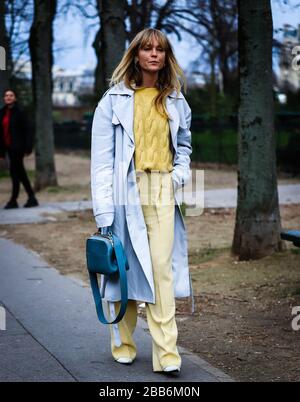 PARIS, Frankreich - 3. März 2019: Jeanette Friis Madsen auf der Straße während der Paris Fashion Week. Stockfoto