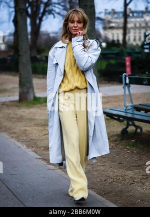 PARIS, Frankreich - 3. März 2019: Jeanette Friis Madsen auf der Straße während der Paris Fashion Week. Stockfoto