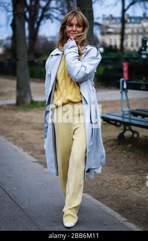 PARIS, Frankreich - 3. März 2019: Jeanette Friis Madsen auf der Straße während der Paris Fashion Week. Stockfoto