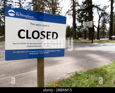 Bellingham, Washington USA - 29. März 2020: Basketballfeld im Freien geschlossen Zeichen Coronavirus Covid-19 soziale Distanzierungsregeln in Kraft Stockfoto