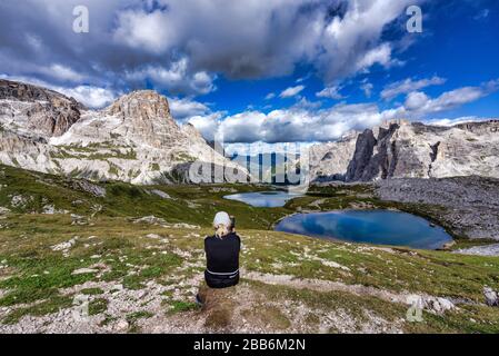 Frau, die ein Foto macht, Lago dei Piani, Tre Cime di Lavaredo, Doles, Südtirol, Italien Stockfoto