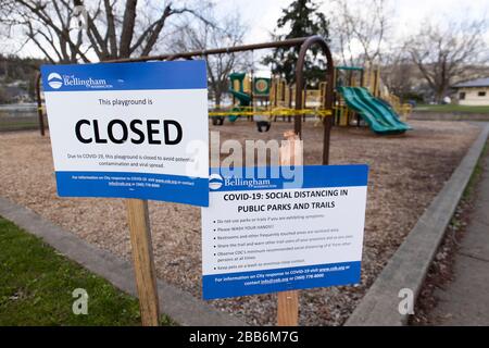 Bellingham, Washington USA - 29. März 2020: Spielplatz geschlossen und soziale Distanzierungszeichen für öffentliche Parks während Coronavirus Covid-19 Pandemie Outbr Stockfoto