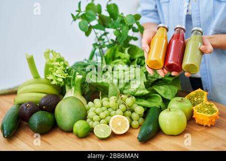 Flasche Smoothie oresh grünes Obst und Gemüse auf Holztisch Stockfoto
