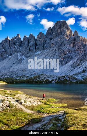 Frau fotografiert Monte Paterno und Lago dei Piani, Tre Cime di Lavarado, in den Dolmen, Italien Stockfoto