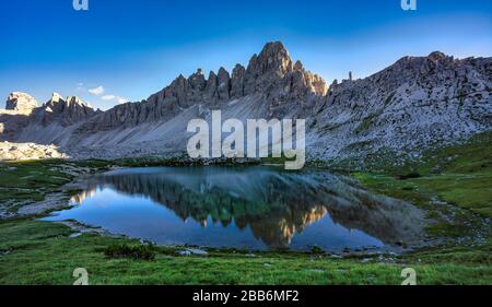 Monte Paterno Reflexion im Lago dei Piani, Naturpark Tre Cime, in den Dolmen, Italien Stockfoto