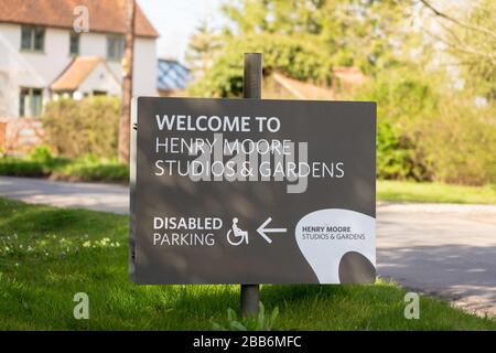 Schild vor den Henry Moore Studios and Gardens in Perry Green, Much Hadham, Hertfordshire. GROSSBRITANNIEN Stockfoto