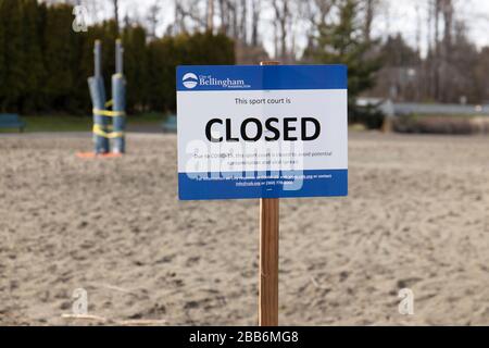 Bellingham, Washington USA - 29. März 2020: Volleyballplatz geschlossen Zeichen wegen Coronavirus Covid-19 Stockfoto