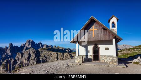 Alpenkirche bei Locatelli Refuge, Tre Cime di Lavaredo, Doles, Italien Stockfoto