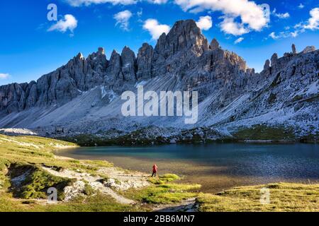 Frau fotografiert Monte Paterno und Lago dei Piani, Tre Cime di Lavarado, in den Dolmen, Italien Stockfoto