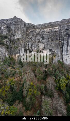 Luftbild der Grotte von Maria Magdalena in Frankreich, Plan D'Aups, das massiv St.Baum, heiliger Duft, berühmter Ort unter den Gläubigen der Religion, der Stockfoto