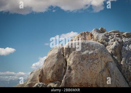 Man Rockklettering, Joshua Tree National Park, Kalifornien, USA Stockfoto