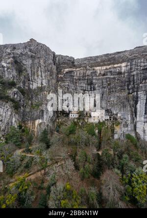 Luftbild der Grotte von Maria Magdalena in Frankreich, Plan D'Aups, das massiv St.Baum, heiliger Duft, berühmter Ort unter den Gläubigen der Religion, der Stockfoto