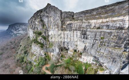 Luftbild der Grotte von Maria Magdalena in Frankreich, Plan D'Aups, das massiv St.Baum, heiliger Duft, berühmter Ort unter den Gläubigen der Religion, der Stockfoto