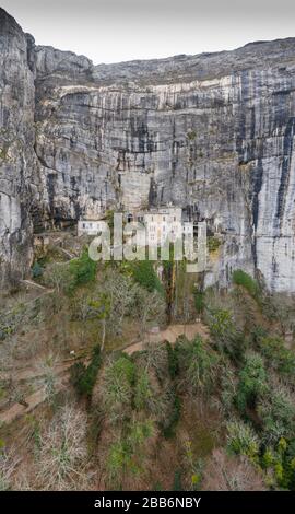 Luftbild der Grotte von Maria Magdalena in Frankreich, Plan D'Aups, das massiv St.Baum, heiliger Duft, berühmter Ort unter den Gläubigen der Religion, der Stockfoto