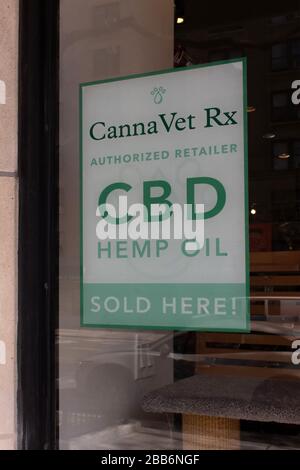 Ein Schild im Fenster eines Tiershops wirbt für cbd-Hanfölprodukte für Haustiere oder Tiere Stockfoto