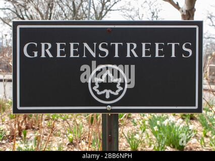 Ein Schild auf einer Straßeninsel, das das Greenstreet-Programm der Stadt New york für die Anpflanzung auf Straßeninseln wirbt, um Sturmwasser zu erfassen und umzuleiten Stockfoto