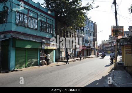 Howrah, Indien. März 2020. (29.3.2020) nicht unbedingt benötigte Geschäfte der GT Road sind am 5. Tag von 21 Tagen landesweiter Totalsperrung in Indien aufgrund einer Maßnahme zur Verhinderung der Verbreitung des neuen Romans Coronavirus (COVID-19) geschlossen. (Foto von Biswarup Ganguly/Pacific Press/Sipa USA) Credit: SIPA USA/Alamy Live News Stockfoto