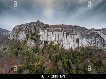 Luftbild der Grotte von Maria Magdalena in Frankreich, Plan D'Aups, das massiv St.Baum, heiliger Duft, berühmter Ort unter den Gläubigen der Religion, der Stockfoto