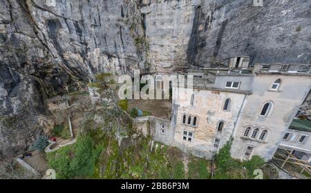 Luftbild der Grotte von Maria Magdalena in Frankreich, Plan D'Aups, das massiv St.Baum, heiliger Duft, berühmter Ort unter den Gläubigen der Religion, der Stockfoto