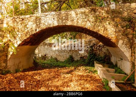 Alte Steinbrücke in einem traditionellen Dorf in Rethymno, Insel Crete, Griechenland, Europa. Stockfoto