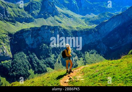 Frau, die im Santis Gebirge, Alpstein, Appenzeller, Schweiz wandert Stockfoto