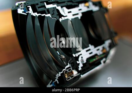 Spiegellose Kameralinse mit halbierten, sichtbaren Elementen und Fokussiermechanismus Stockfoto