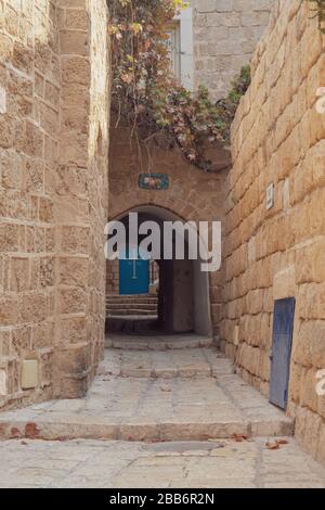 Enge Gasse und Tunnel, die zur Kirche in Old Jaffa, Israel führen Stockfoto