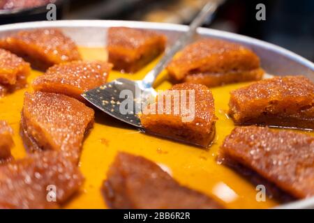 Türkische Küche Desserts. Kadayif, Reispudding, Zucker, Brotdessert, Sahne. Stockfoto