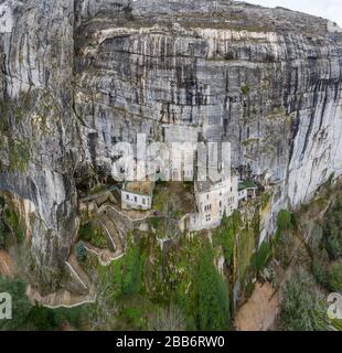 Luftbild der Grotte von Maria Magdalena in Frankreich, Plan D'Aups, das massiv St.Baum, heiliger Duft, berühmter Ort unter den Gläubigen der Religion, der Stockfoto