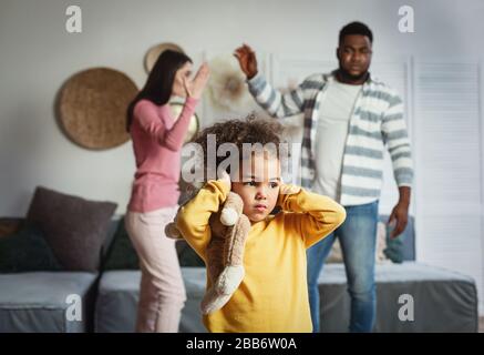 Internationale Familie bricht auf, Kind bedeckt Ohren Stockfoto