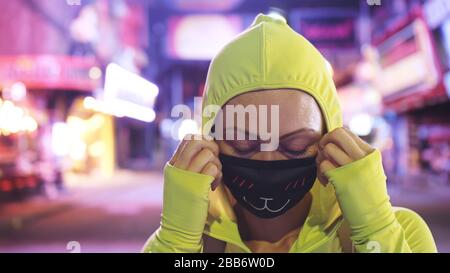 Frau Nahaufnahme Blick kaukasisch auf Pattaya Walking Street mit schützender medizinischer Maske. Sperrung der Quarantäne-Isolierung. Coronavirus Kovid 19. Stockfoto