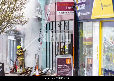 Hamlet Court Road, Westcliff on Sea, Essex, Großbritannien. März 2020. Ein Brand neben einem Sainsbury's Supermarkt hat während der COVID-19 Coronavirus Pandemie unwillkommene Probleme verursacht. Sie erforderte die Anwesenheit einer großen Anzahl von Rettungsdiensten, hat einen der größten Lebensmittelversorger in der Region getroffen und Gruppen von Menschen angezogen, die die Richtlinien zur sozialen Distanzierung nicht einhalten. Ein Sprecher der Polizei von Essex sagte: "Wir wurden nach einem Brand in einem Geschäft gegen 17 Uhr angerufen. Bei der Durchsuchung des Grundstücks wurden über 500 Cannabispflanzen gefunden." Stockfoto