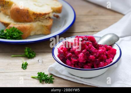 Traditioneller russischer Magersalat Vinaigrette in einer eisernen Schüssel. Stockfoto