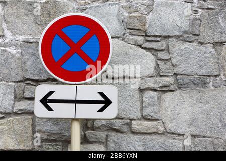 Interdiction de Stationner dans les deux sens. Signalisierung routière. Saint-Gervais-les-Bains. Savoie. Frankreich. Stockfoto