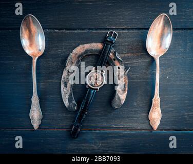 Anordnung der Skelettuhr mit Hufeisen Stockfoto